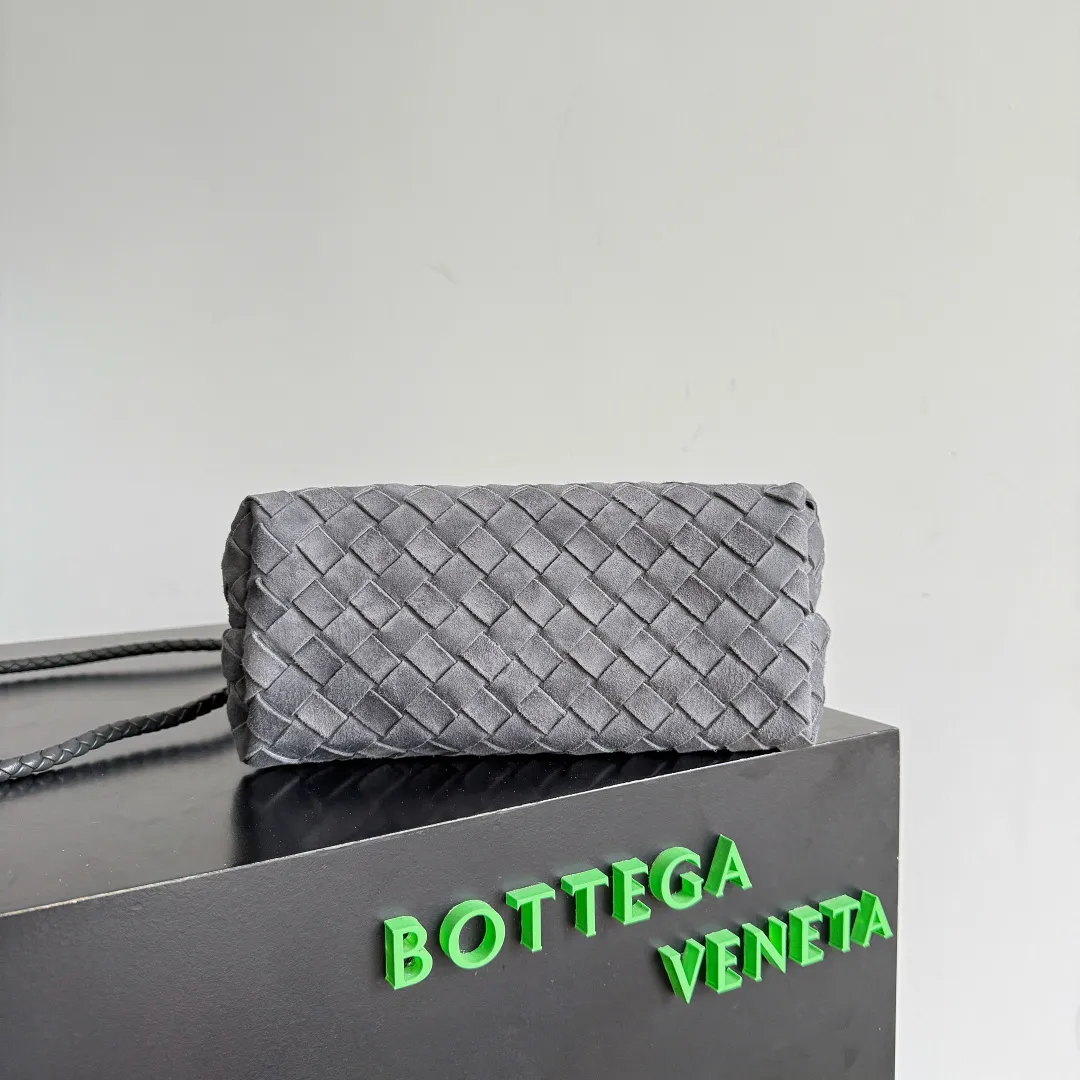 The 2023 new Andiamo batch of 1960 BV has been shipped‼ ️Really popular🔥The new Andiamo woven handbag launched by Bottega Veneta this season is really popular all over the world! ! Celebrities at home and abroad have worn it, and Oscar-winning actress Michelle Yeoh has taken it out on the street. Song Jia, Trai Yara, Yu Feihong, Sanji Ayaka, Rosie Hunting-Whiteley, Yoshioka Riho, etc. have all picked up this bag. It is classic and versatile, showing off its temperament, and the bag capacity is also large, which is very convenient for daily commuting! ! A variety of carrying methods, the shoulder straps can be adjusted by yourself, the original lambskin feels soft and delicate, and the neutral style is created to break gender boundaries and bring a more practical and longer-lasting use experience. Andiamo, which has both elegant and casual styles, perfectly interprets the true appearance of "fashionable old money style". Style number: 743568 (suede) Size: 25*22*10.5cm